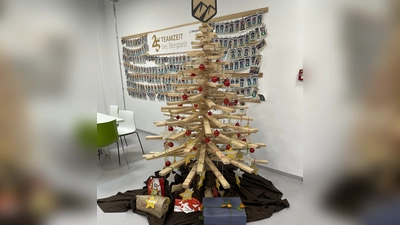 Das Team von Bergzeit hat eine stolze Summe für den Verein „Holzkirchen hilft” gesammelt.  (Foto: Holzkirchen hilft)