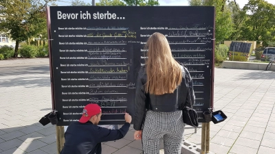 Jeder konnte den Satz, der vor der Meile-Moosach aufgestellt war, selbst vervollständigen. (Foto: Schwarzbaur)