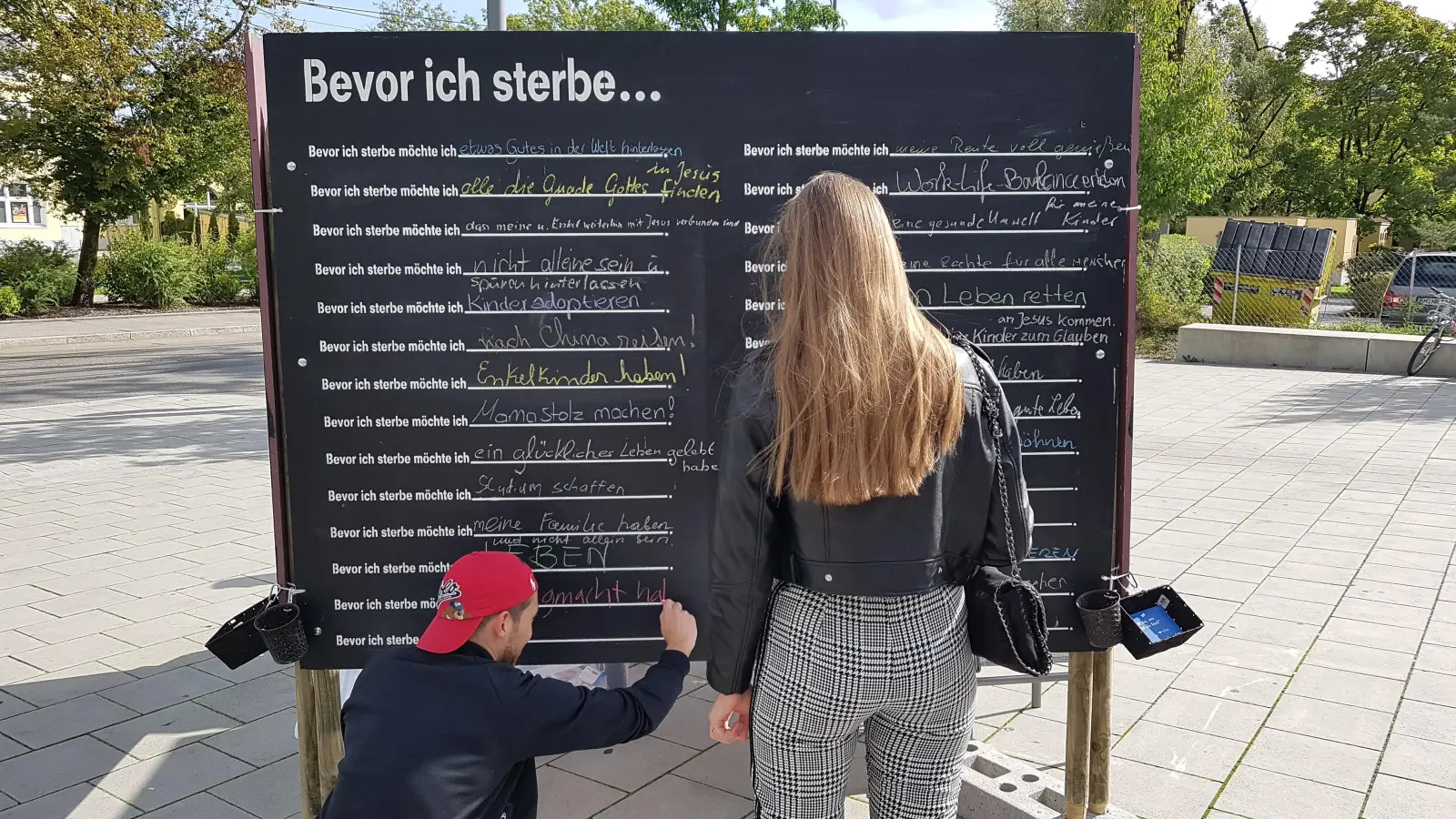 Jeder konnte den Satz, der vor der Meile-Moosach aufgestellt war, selbst vervollständigen. (Foto: Schwarzbaur)
