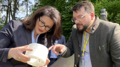 Landwirtschaftsministerin Michaela Kaniber und Sebastian Wolfrum vom Landesamt für Landwirtschaft schauen, wie viele Insekten in die Falle gegangen sind.  (Foto: pst)