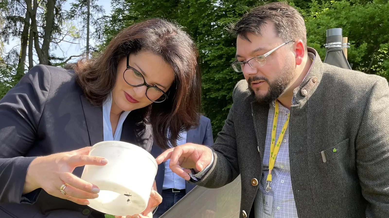 Landwirtschaftsministerin Michaela Kaniber und Sebastian Wolfrum vom Landesamt für Landwirtschaft schauen, wie viele Insekten in die Falle gegangen sind.  (Foto: pst)