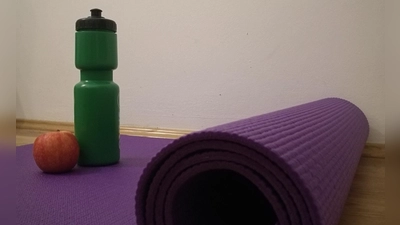 Neue Bewegungs- und Gesundheitskurse hat die VHS ab Herbst im Programm. Im Bereich Yoga kann man auch ohne Kursbindung und am Wochenende teilnehmen.  (Foto: ar)