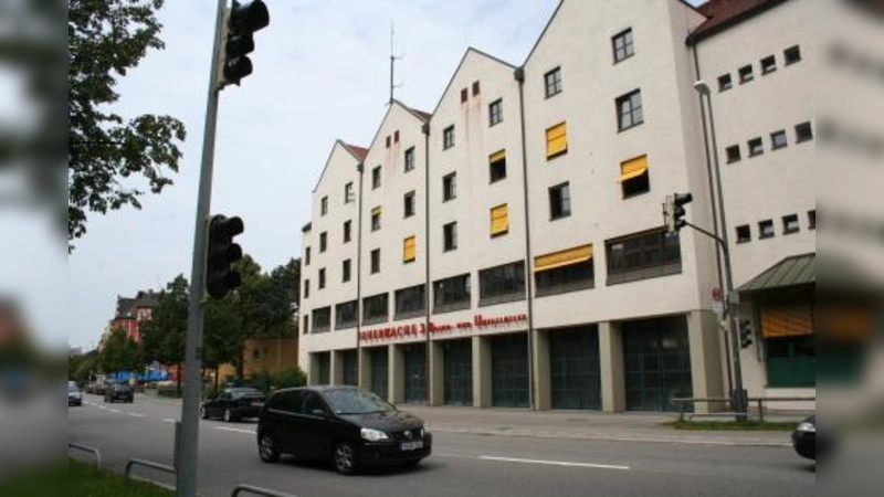 Die Ausfahrtsampel vor der Feuerwache soll umfunktioniert werden, fordert der BA. (Foto: tg)