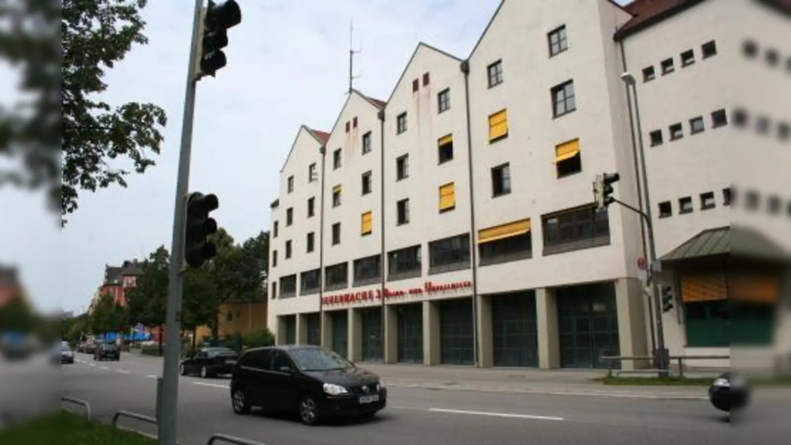 Die Ausfahrtsampel vor der Feuerwache soll umfunktioniert werden, fordert der BA. (Foto: tg)