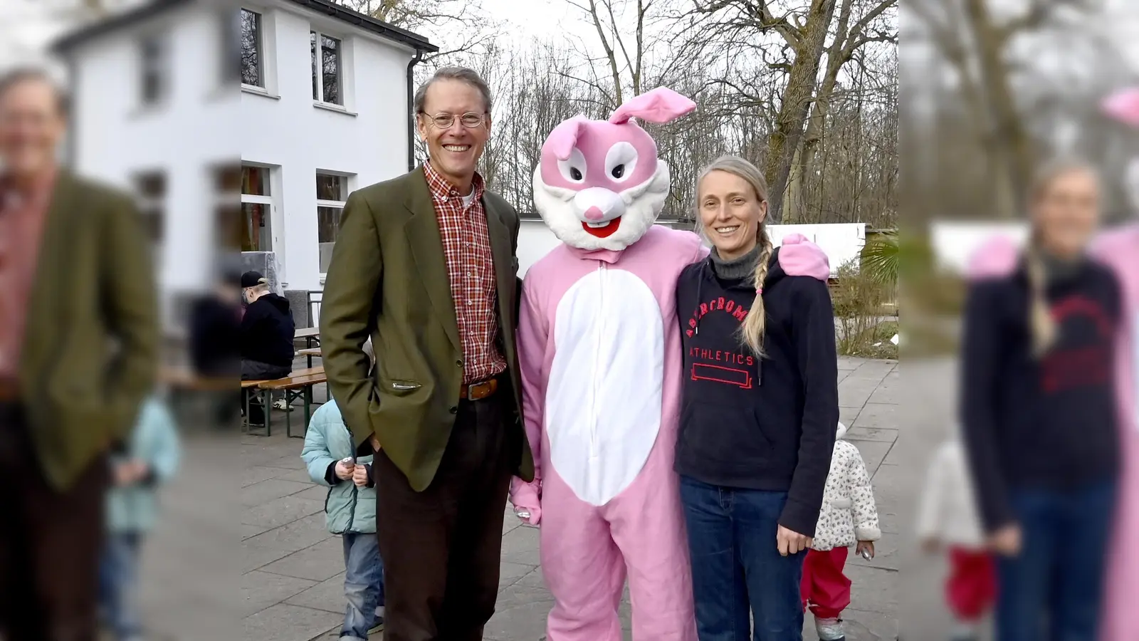Der Osterhase war beim Osterbrunch für alle sogar persönlich anwesend. (Foto: Helmut Stark)