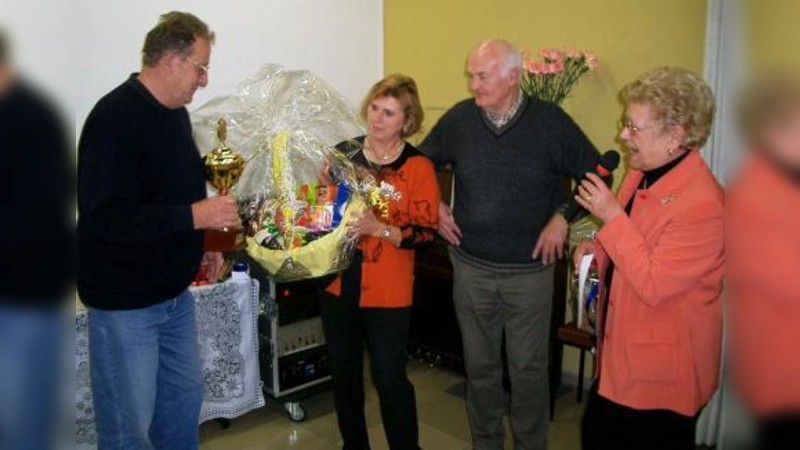Bei der Ehrung des Erstplatzierten beim diesjährigen Schafkopfturnier: (von links) Gewinner Harry Frenzl, Geschenkkorbspenderin Gisela Krause, Pokalstifter Albert Heimerl und Pfarrgemeinderatsvorsitzende Inge Leising. (Foto: Alfred Lehmann)