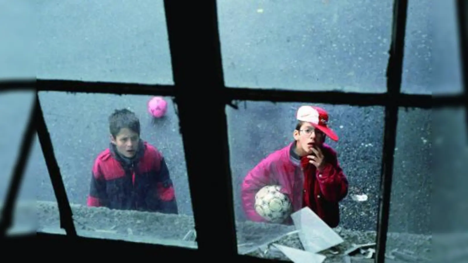Die beim Fußballspiel zerborstene Scheibe gehört noch zu den harmloseren Schäden, die eine Haftpflichtversicherung abdeckt. (Foto: djd/Neckermann Versicherungen)