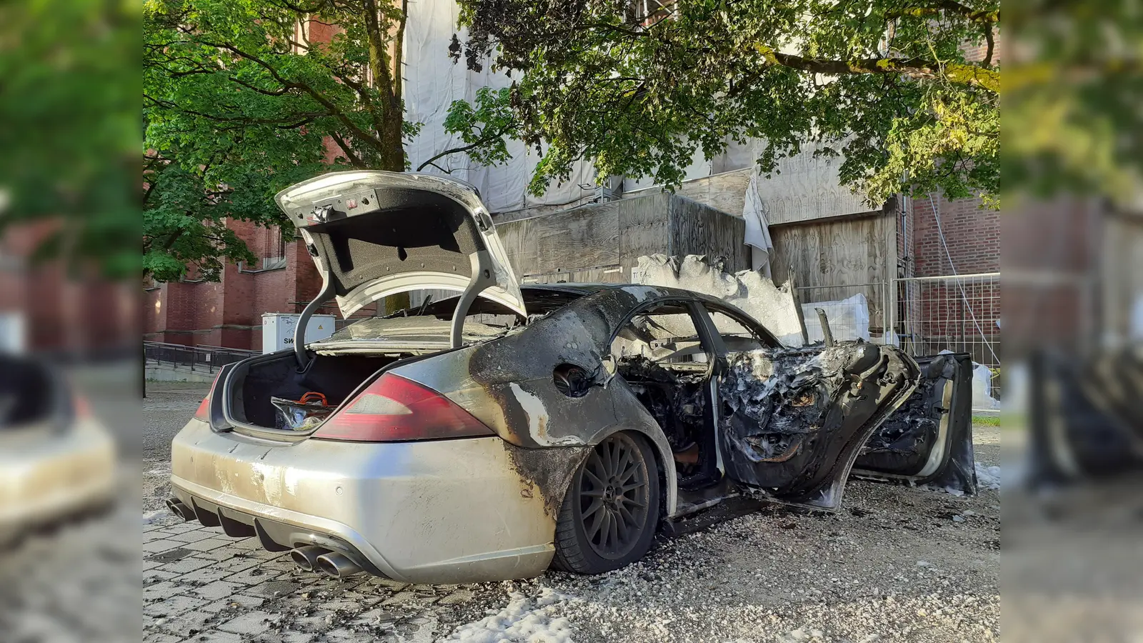 Völlig ausgebrannt ist ein Mercedes CLS 55 AMG in der Nacht auf Freitag auf dem Mariahilfplatz.  (Foto: mha)