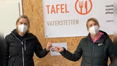 Im Tafelladen: Schlüsselübergabe von Julia Haigis an Sabine Oppolzer (v. li).  (Foto: © Nachbarschaftshilfe)