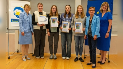 Alexandra Böhm (Europäischer Wettbewerb – Landesbeauftragte Bayern, rechts), die weitere stv. Bezirkstagspräsidentin Friederike Steinberger (Zweite von rechts) und Anne Radlinger (Regierung von Oberbayern, links) zeichneten das Ludwigsgymnasium München aus. (Foto: Bezirk Oberbayern / Jennifer Sandmeyer)