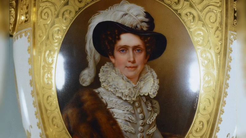 Caroline war die Frau von Herzog Maximilian Joseph und erste Königin von Bayern. Hier ist sie auf einer Prunkvase von 1825 aus Nymphenburg abgebildet.  (F.: © Bay. Nationalmus.)