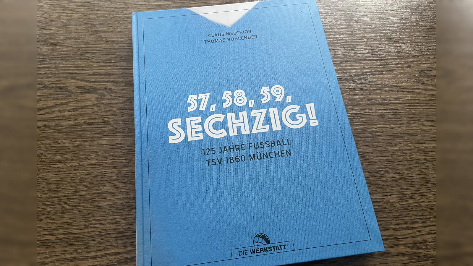 Druckfrisch: Der Jubiläumsband über den TSV 1860 München ist ein Muss für jeden Fan. (Foto: Anne Wild)