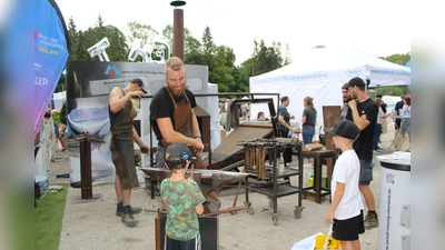 Der Schmiedestand der „Metaller” war auf der Azubi-Meile des letzten „hAMMERsound Festivals” der Hingucker schlechthin. (Foto: LRA)