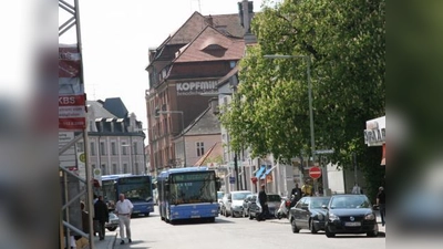 So kennen die Pasinger ihre Gleichmannstraße: Als Busparadies und Parkbereich. In Zukunft soll hier eine Fußgängerzone sein, in der die Busse aber weiterhin rollen dürfen. (Foto: US)