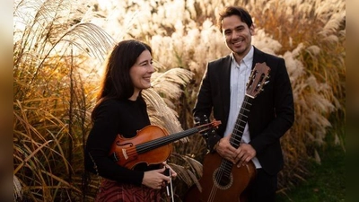 Leonie Herteux und Javier Santafe Urbina konzertieren zusammen mit Daniel Kuen im Schafhof. (Foto: Theresa Setzer)