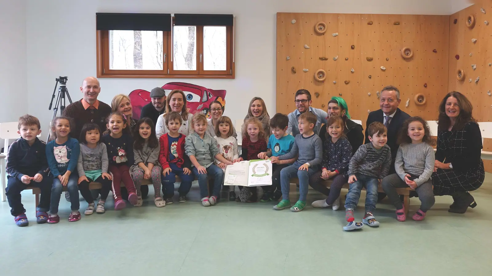 IHK-Vizepräsident und Baywa-Vorstand Klaus Josef Lutz (2.v.r.) freut sich mit Kindern, Elternvertretern, Mitarbeitern und Leiterin Christine Fausch (hintere Reihe 2.v.l.). (Foto: IHK)