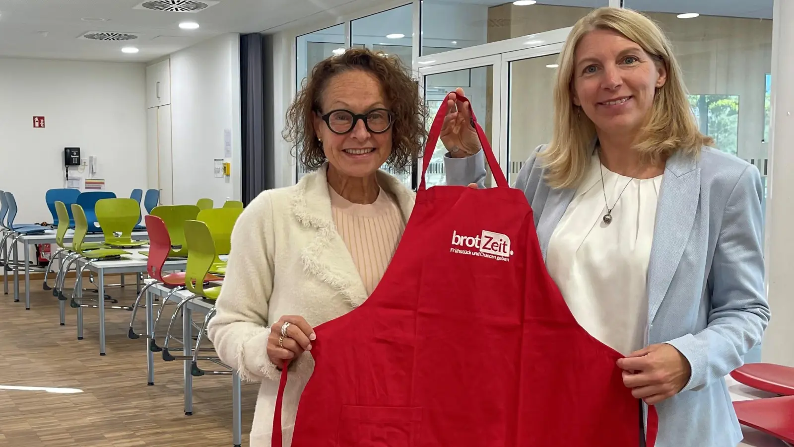 Marion Klement von BrotZeit e.V. und Schulleiterin Dr. Monika Eiber freuen sich auf den baldigen Frühstücksstart an der Hachinger Tal Schule Sonderpädagogisches Förderzentrum Unterhaching.  (Foto: hw)