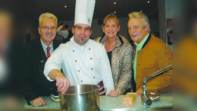 Topfgucker: Kermess-Leiter Hans Passian, Gudrun Schultze (IHK) und Volksschauspieler Josef Thalmeier (v.l.) schauten dem neuen Meister Andreas Kögler (2.v.l.) über die Schulter. (Foto: bb)