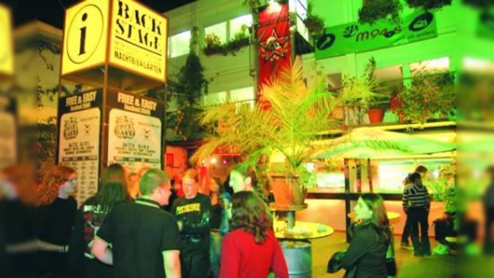 Im Outdoor-Bereich des Backstage wird in lauen Sommernächten gegrillt und es gibt Open-Air-Kino. (Foto: Backstage)