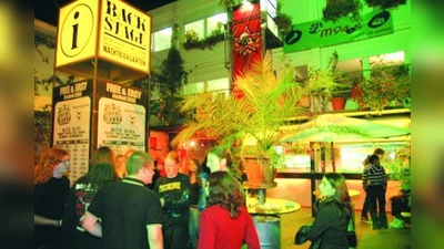 Im Outdoor-Bereich des Backstage wird in lauen Sommernächten gegrillt und es gibt Open-Air-Kino. (Foto: Backstage)