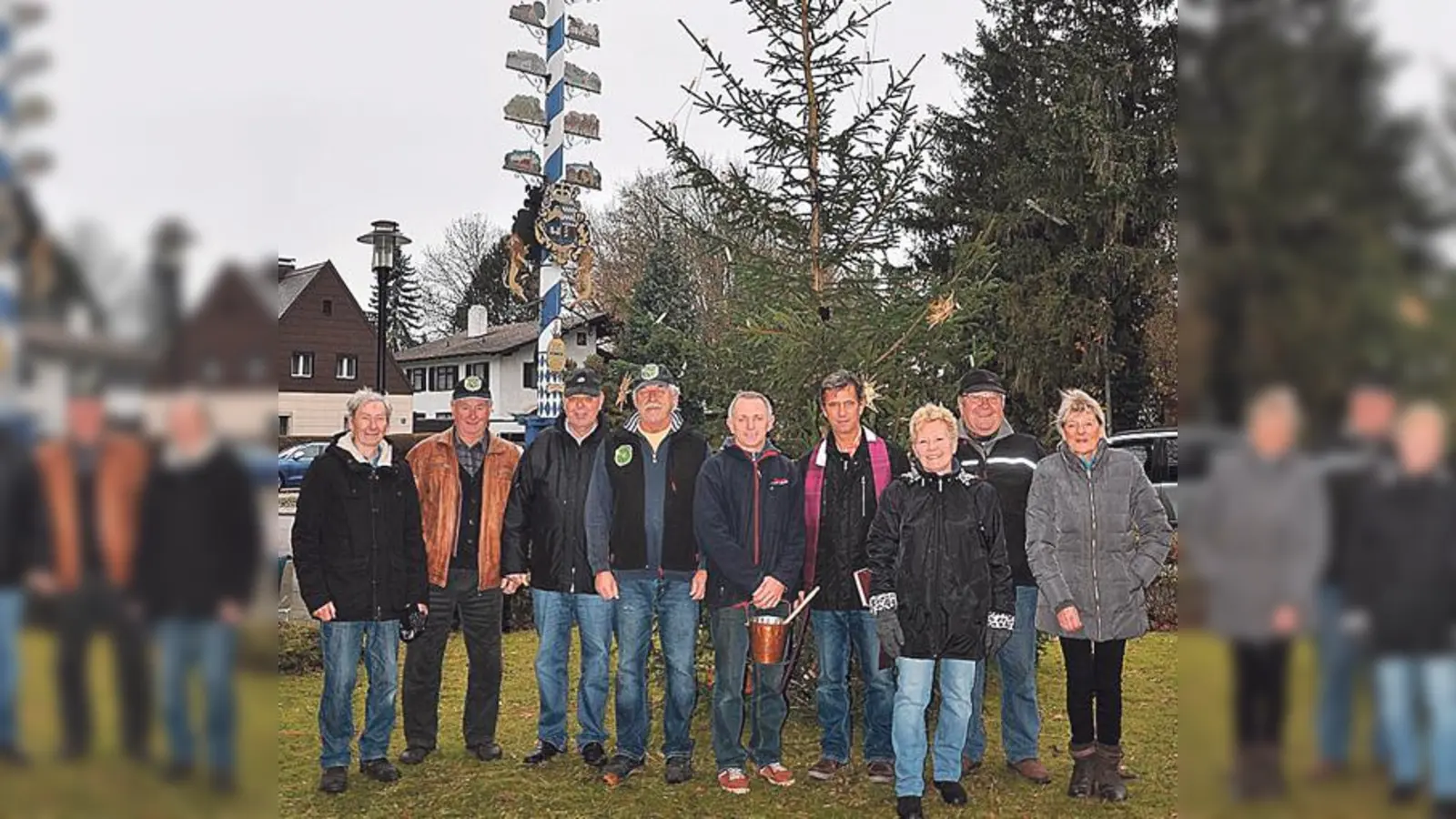 Die Original Truderinger Böllerschützen präsentieren stolz den aufgestellen Christbaum. 	 (Foto: Volkmar Korsch)