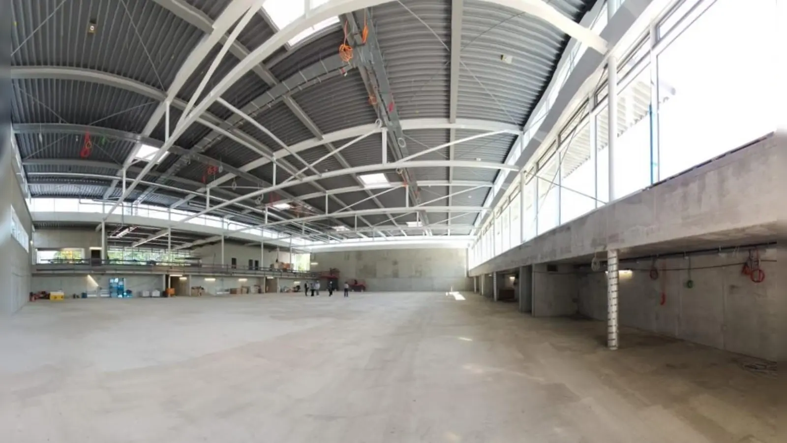 Die Bauarbeiten für die Ballsporthalle südlich der Grünfleckstraße laufen wie geplant. (Foto: Gemeinde Ismaning)