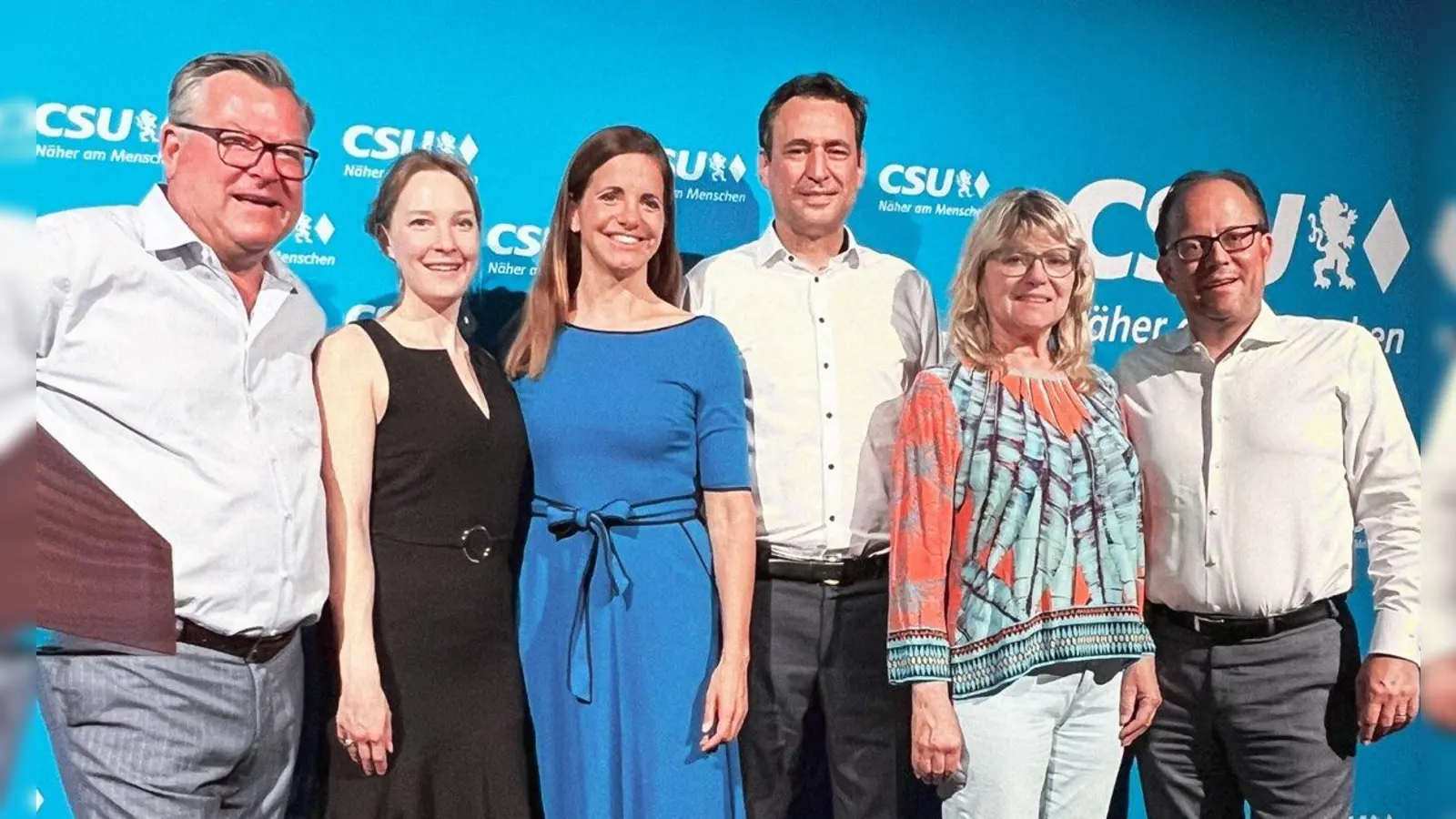 Der wiedergewählte Bezirksvorsitzende Georg Eisenreich (dritter von rechts) mit den stellvertretenden Vorsitzenden (von links) Josef Schmid (MdL), Annamaria Spiegel-Luttringer, Kristina Frank (Kommunalreferentin), Dr. Evelyne Menges (Stadträtin) und Manuel Pretzl (Stadtrat und CSU-Fraktionsvorsitzender). (Foto: CSU)