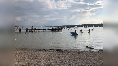 Sonnenanbeter und Badebegeisterte strömen im Sommer regelmäßig in Scharen an das Badegelände in Percha. Für einen Münchner endete der Ausflug an den Starnberger See allerdings weniger erfreulich. Diebe entwendeten ihm seinen Sportwagen während er beim Baden war. (Foto: pst)