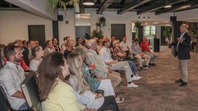 Lockerer Austausch: Bürgermeister Christian Schiller begrüßte die Unternehmerinnen und Unternehmer. (Foto: Gemeinde Herrsching)