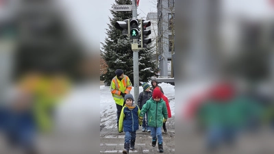 Die Mädchen und Buben der Kleinfeldschule übten mit einer Polizistin das richtige Verhalten im Straßenverkehr. (Foto: Kleinfeldschule)