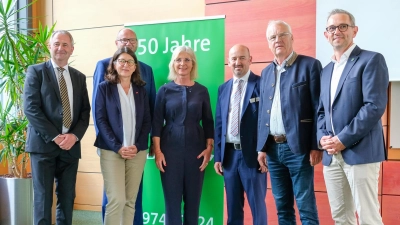 Bei den Feierlichkeiten (v.l.) Rüdiger Alfery (Vorsitzender des Verwaltungsrates), Ivor Parvanov (Vorsitzender der Gesellschafterversammlung), Dr. Verena Di Pasquale (Alt. Vorsitzende der Gesellschafterversammlung), Staatsministerin Ulrike Scharf, Günther Renaltner (Geschäftsführer BFW München), Walter Brilmayer (Stv. Landrat LKR Ebersberg) und Jan Paeplow (Bürgermeister Kirchseeon). (F: ©BFW München)