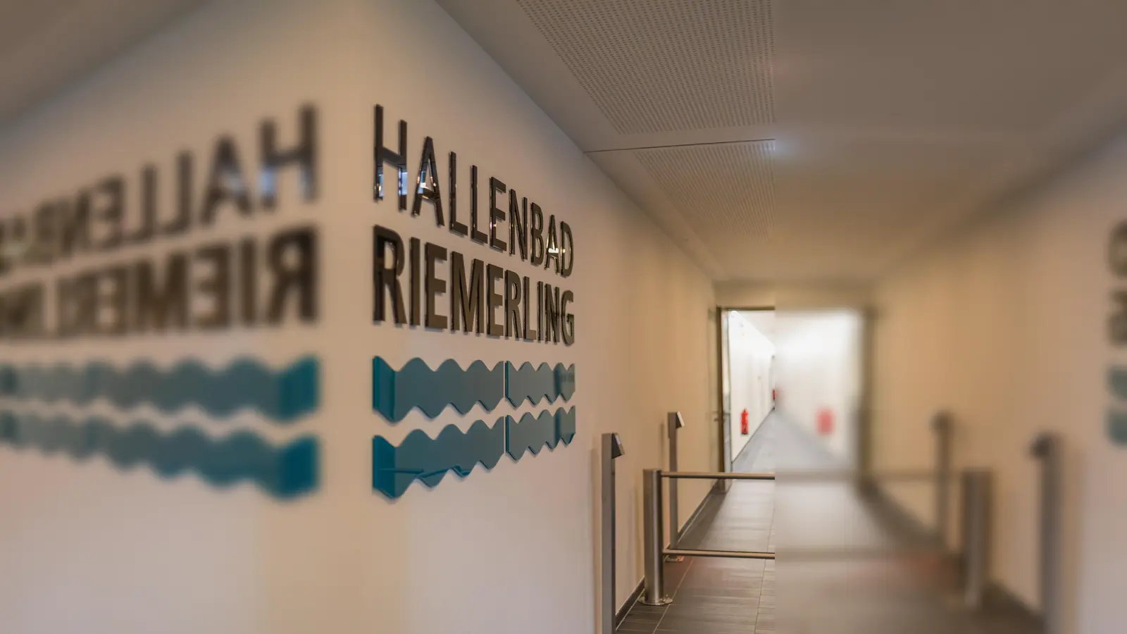 Das Hallenbad Riemerling sperrt sonntags früher auf. Frühschwimmer willkommen. (Foto: Gemeinde Hohenbrunn)