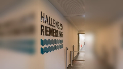 Das Hallenbad Riemerling sperrt sonntags früher auf. Frühschwimmer willkommen. (Foto: Gemeinde Hohenbrunn)