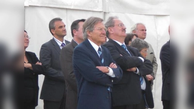 Mit Spannung lauschten Investor Helmut Röschinger (l.) und Oberbürgermeister Christian Ude dem Richtspruch von Polier Michael Wild. (Foto: se)