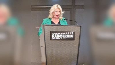 Manuela Kreuzmair leitete als stellvertretenede Bürgermeisterin die Bürgerversammlung. (Foto: pst)