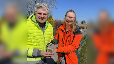Allings Bürgermeister Stefan Joachimsthaler informierte sich bei Sandra Pfleghar über die Amphibienschutzaktion. (Foto: Gemeinde Alling)