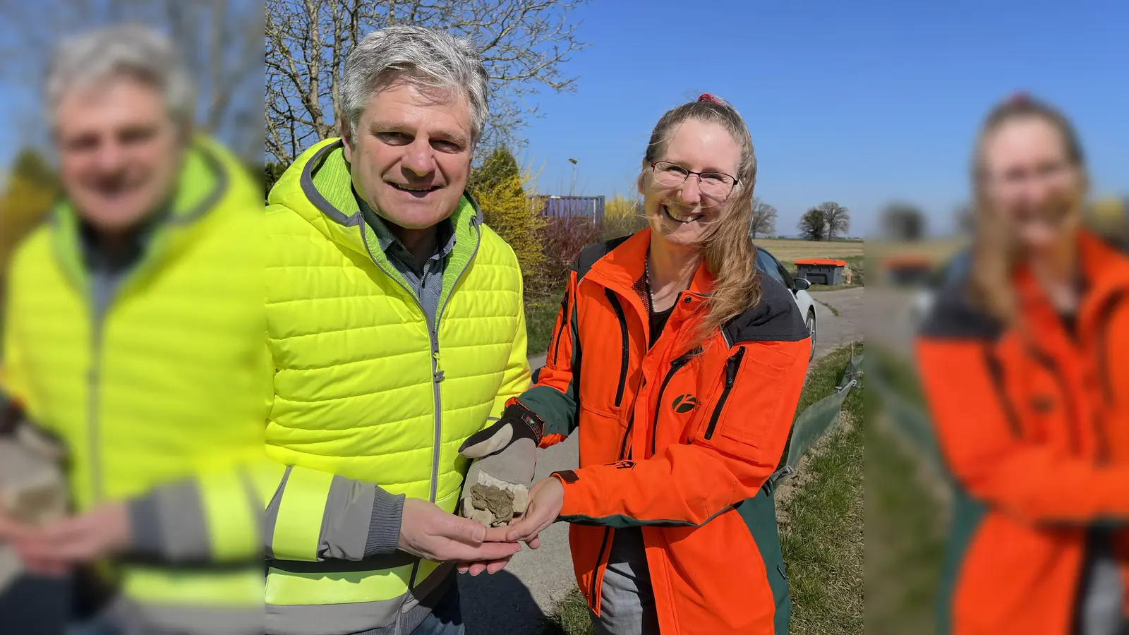 Allings Bürgermeister Stefan Joachimsthaler informierte sich bei Sandra Pfleghar über die Amphibienschutzaktion. (Foto: Gemeinde Alling)