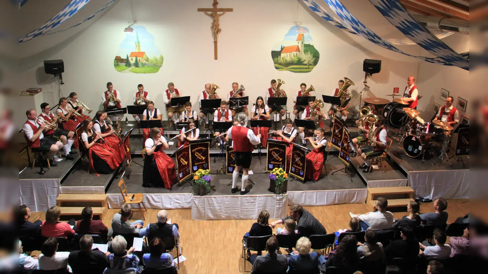 Die Steinhöringer Blasmusik in Aktion (Foto: Josef Huber)