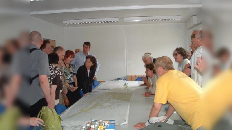 Anhand der Pläne konnten sich die BA-Vertreter und Bürger davon überzeugen, dass lediglich die ersten 250 Meter des Walles an der neuen Schloßschmidtstraße abgetragen wurden. Die Maßnahme war nötig, um das künftige Wohngebiet nicht räumlich zu trennen. (Foto: bb)