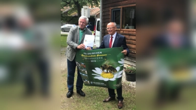 Bürgermeister Werner van der Weck (links) nahm die Ehrung durch den Bezirkstagspräsidenten von Oberbayern, Josef Mederer, entgegen. (Foto: Gemeinde Feldkirchen)