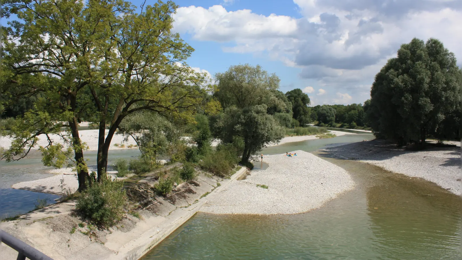 Die Isar ist ein beliebtes Naherholungsgebiet für Münchner. Wo man im Fluss schwimmen und Boot fahren kann und wo Gefahr droht, erfährt man jetzt mit einer App.  (Archivbild: job)