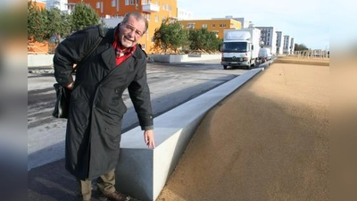 Spitze Mauervorsprünge könnten Kindern beim Spielen gefährlich werden, fürchtet BA-Mitglied Wilhelm Mundigl.