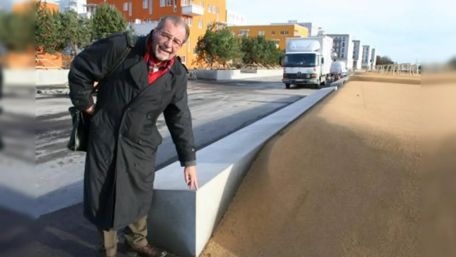 Spitze Mauervorsprünge könnten Kindern beim Spielen gefährlich werden, fürchtet BA-Mitglied Wilhelm Mundigl.