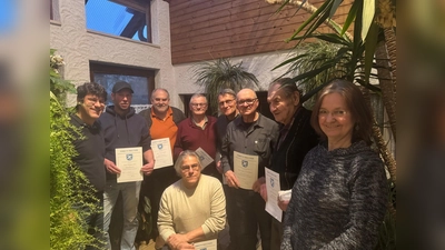 Diese Imker stellen Honig aus Leidenschaft her. (Foto: Imkerverein)