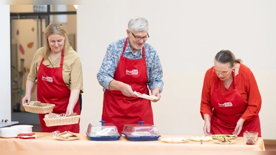 Ehrenamtliche Frühstückspaten bereiten die Mahlzeiten vor. (Foto: Barbara Gandenheimer)