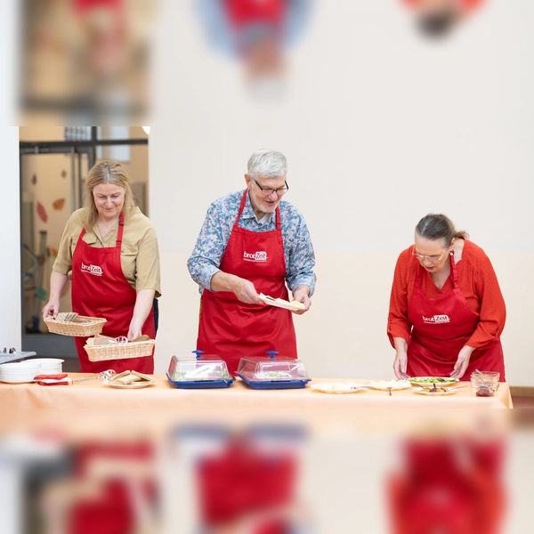Ehrenamtliche Frühstückspaten bereiten die Mahlzeiten vor. (Foto: Barbara Gandenheimer)