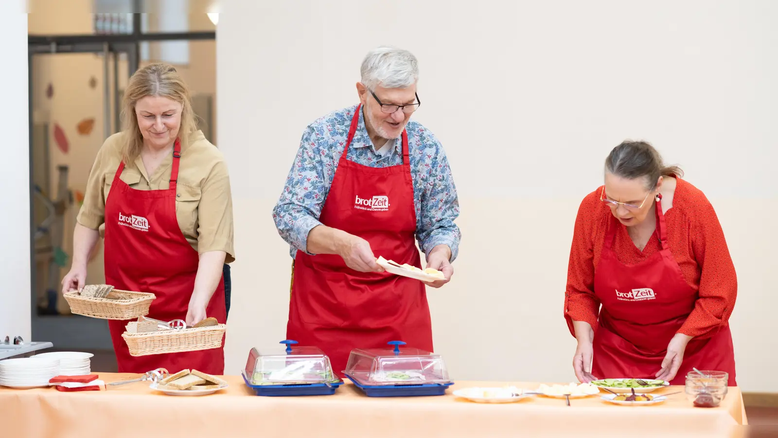 Ehrenamtliche Frühstückspaten bereiten die Mahlzeiten vor. (Foto: Barbara Gandenheimer)