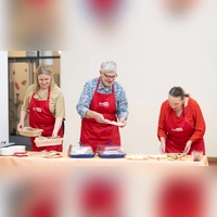 Ehrenamtliche Frühstückspaten bereiten die Mahlzeiten vor. (Foto: Barbara Gandenheimer)
