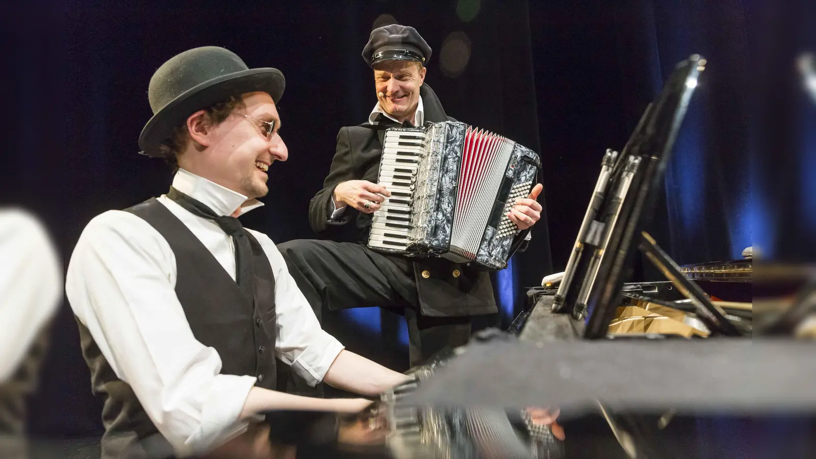 Dirk Wittun und sein kongenialer Musikpartner Wolfgang Völkl versprechen einen „Kanonenkugelflug durch ein Leben mit Licht und Schatten”. (Foto: Say Chese Agency)