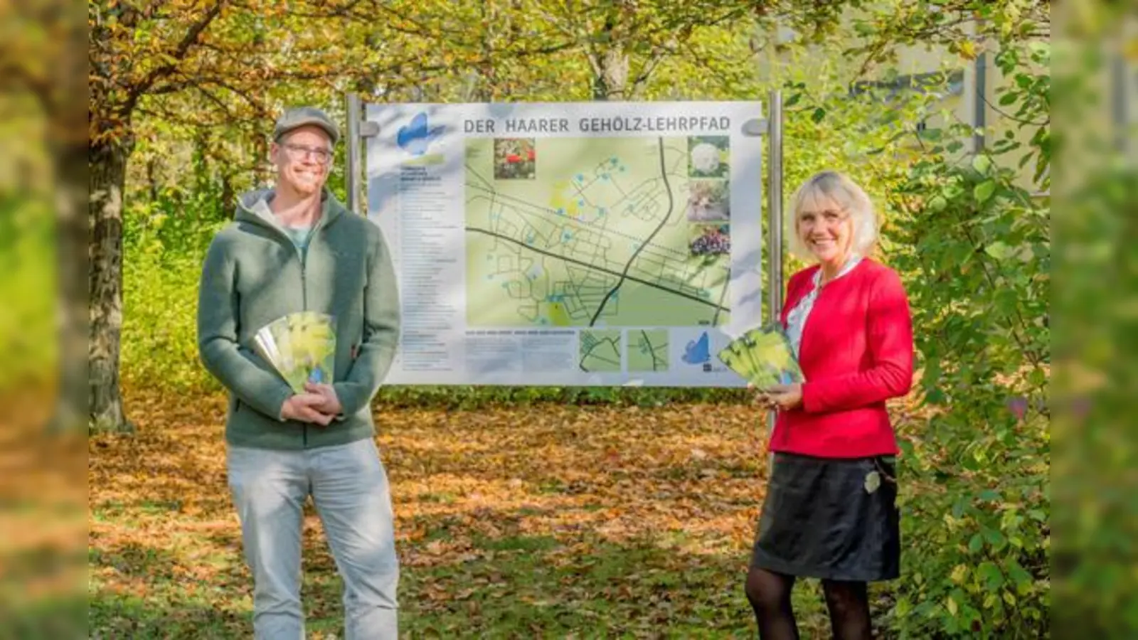 Umweltreferent Andreas Nemetz präsentiert gemeinsam mit Bürgermeisterin Gabriele Müller den neuen Flyer zum Gehölz-Lehrpfad.  (Foto: Janina Kufner)